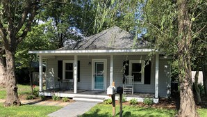 A single-story house with a porch, a mailbox, and a small garden. - Nana's Cottage 3 miles from downtown, pet friendly (Asheville)