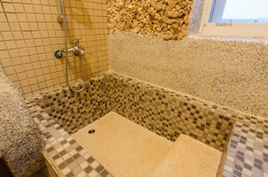 Double Room | Bathroom | Shower, free toiletries, hair dryer, slippers - Chun Yuan Homestay (Hengchun)