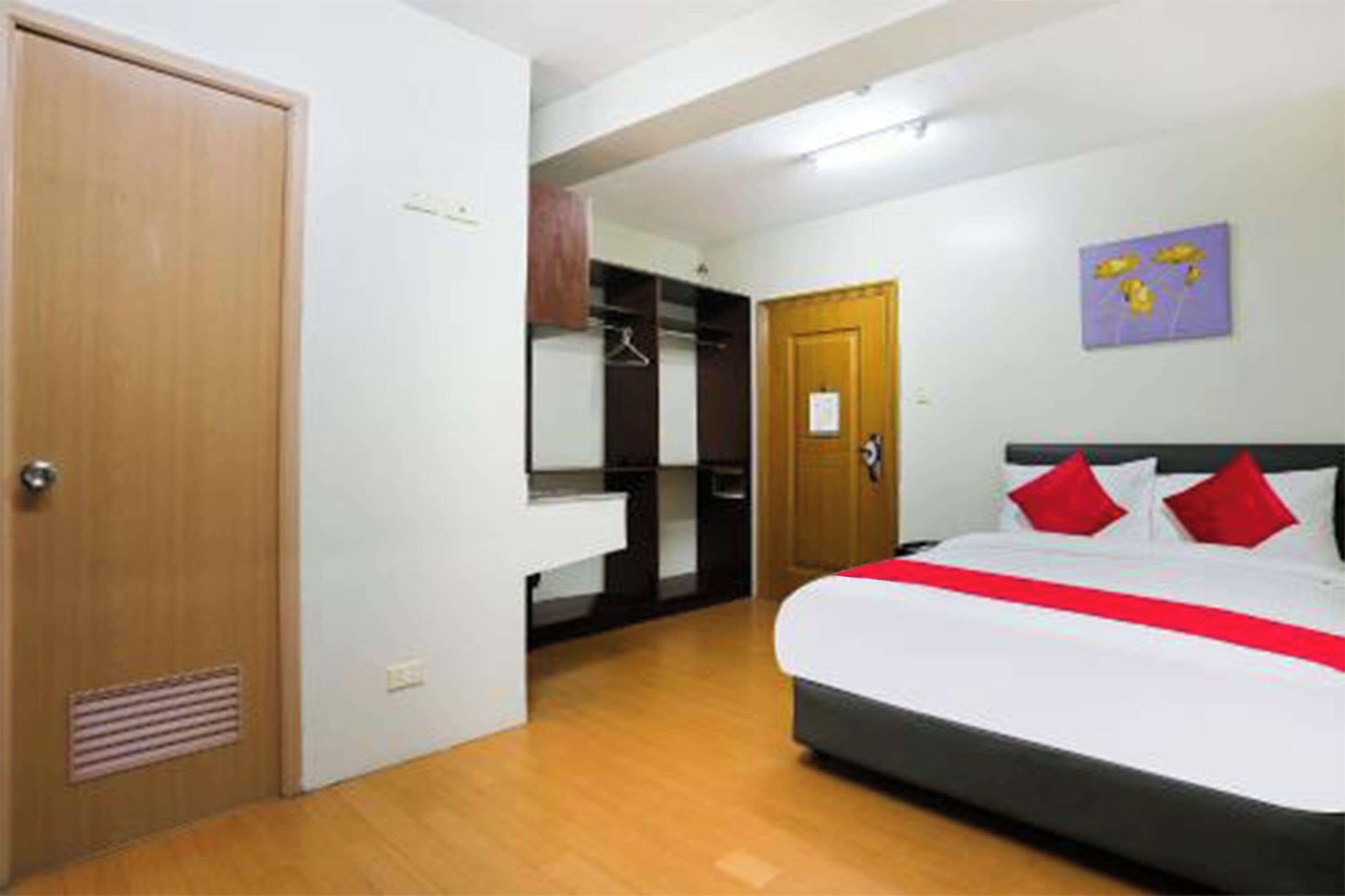 standard double room | 1 bedroom, desk, blackout curtains, iron/ironing board