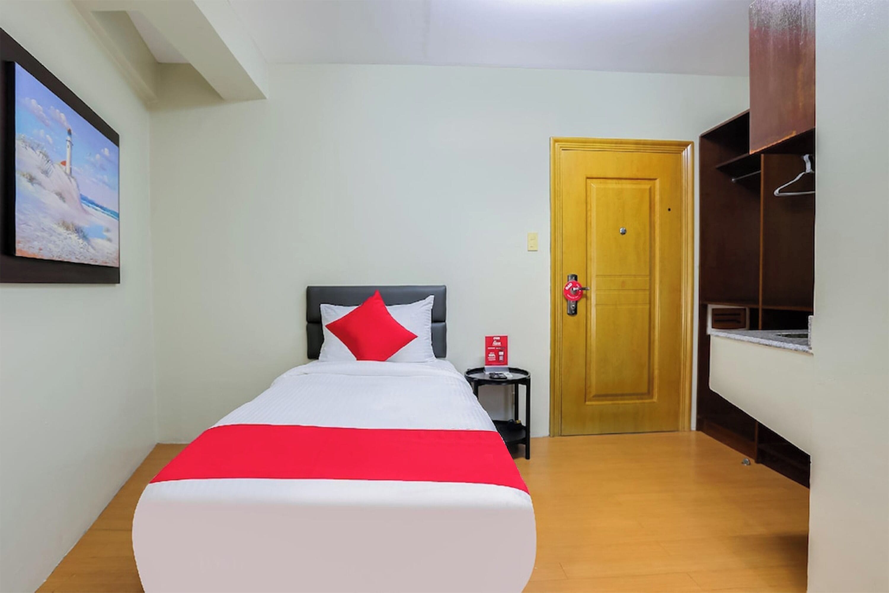 deluxe single room | 1 bedroom, desk, blackout curtains, iron/ironing board