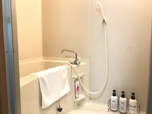 Standard Room | Bathroom | Combined shower/tub, free toiletries, hair dryer, slippers