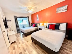 1 makuuhuone, tallelokero huoneessa, työpöytä, silitysrauta/-lauta