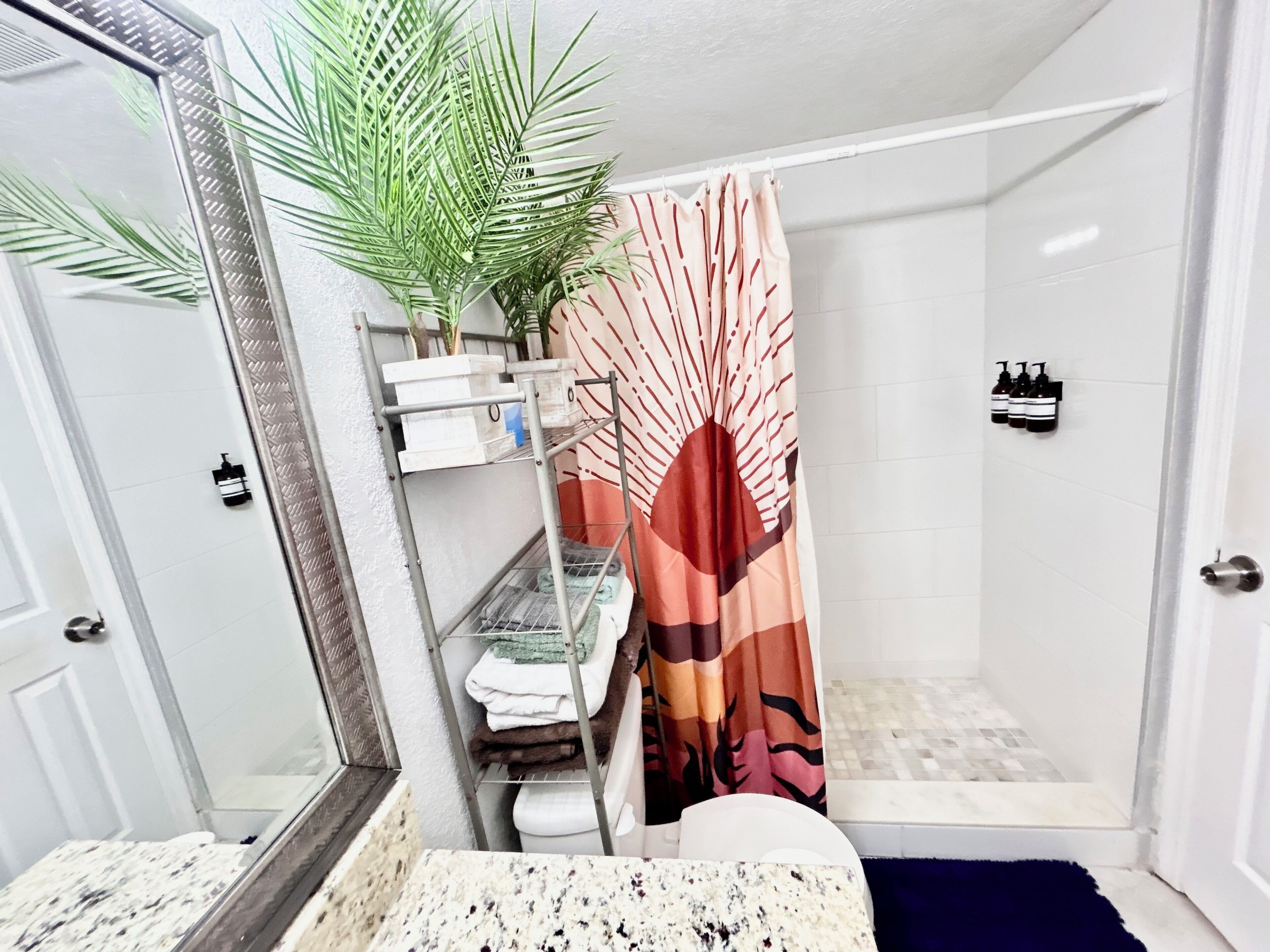 Douche, sèche-cheveux, serviettes fournies, savon