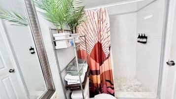 Ducha, secador de pelo, toallas, jabón