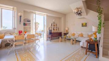 Appartamento, 2 camere da letto | Area soggiorno | TV a schermo piatto
