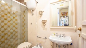 A bathroom with a toilet, bidet, and sink. - Solemar Sicilia - Casa Porto Bagnera (Santa Flavia)