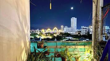 Frigobar, escrivaninha, cortinas blackout, quartos à prova de som