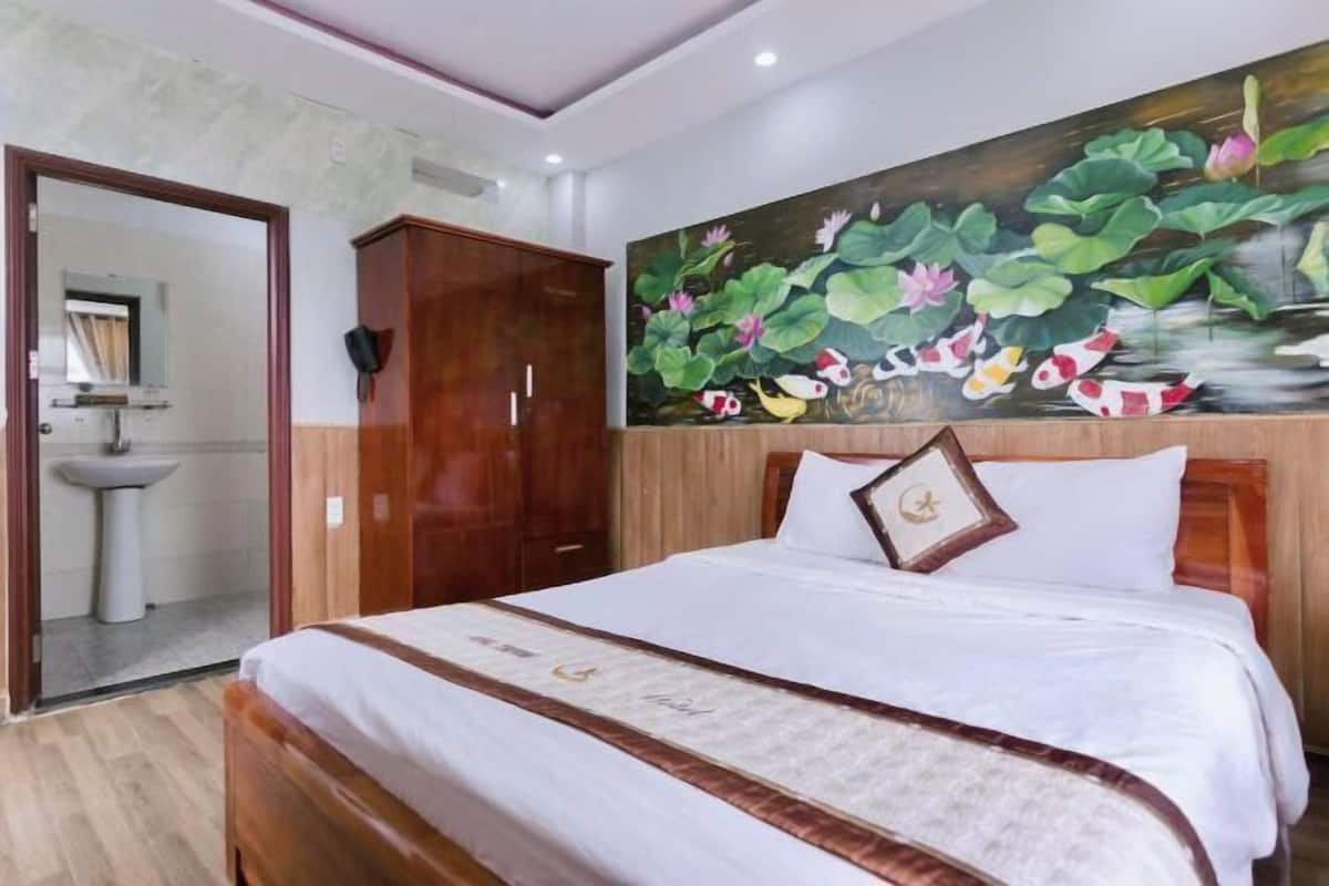 Minibar, desk, blackout drapes, soundproofing