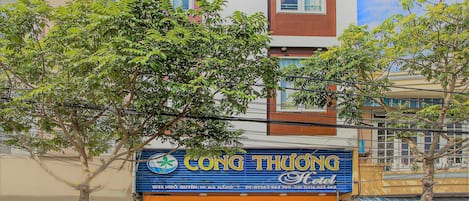 Vista frontal de la propiedad