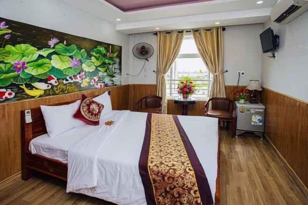 Minibar, desk, blackout drapes, soundproofing