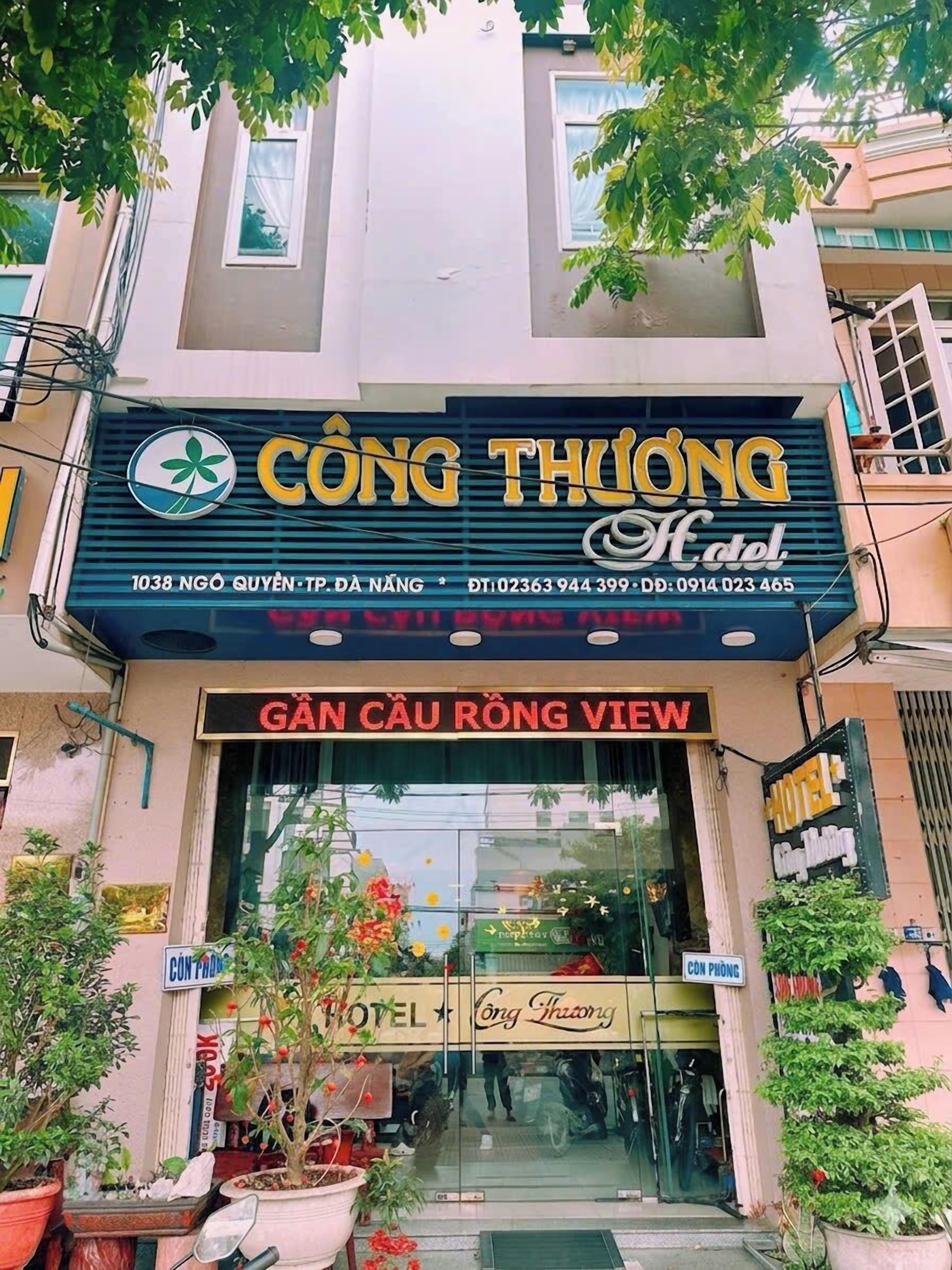 Un hôtel appelé « Công Thương » avec une enseigne indiquant « Près du point de vue de Câu Rộng ».