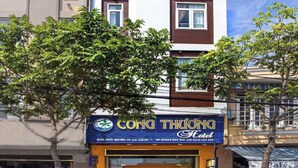 A hotel with multiple floors, a signboard for 'CONG THUONG Hotel,' and a visible entrance with potted plants. - Cong Thuong Hotel (Da Nang)