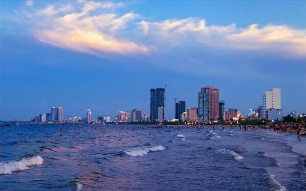 Beach nearby, white sand, beach shuttle - Cong Thuong Hotel (Da Nang)