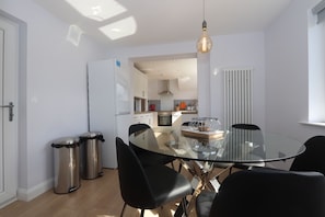 In-room dining - Dunfermline Luxury 3 bedroom house (Dunfermline)