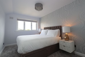 Egyptian cotton sheets, premium bedding, individually decorated - Dunfermline Luxury 3 bedroom house (Dunfermline)
