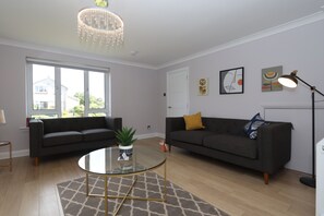 Living room - Dunfermline Luxury 3 bedroom house (Dunfermline)