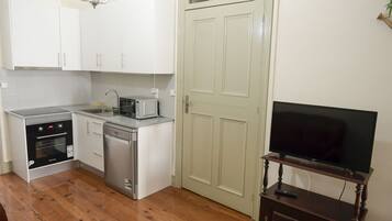 Geladeira, micro-ondas, fogão, lava-louças