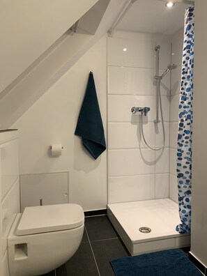 Habitació individual bàsica (6, external bathroom) | Bany | Dutxa, assecador de cabells, tovalloles i sabó 