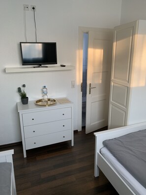 Basic Double Room (4) | 1 bedroom, desk, blackout drapes, iron/ironing board - Zum armen Mann (Düsseldorf)