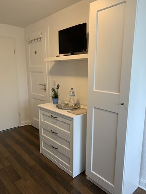 Quarto solteiro básico (5) | 1 quarto, escrivaninha, cortinas blackout, ferros/tábuas de passar roupa