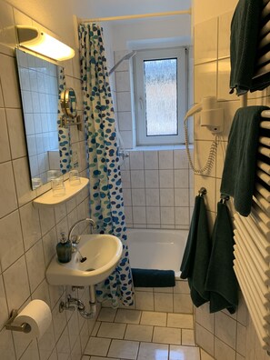 Kamar Double Basic (1, external bathroom) | Kamar mandi | Shower, pengering rambut, handuk, dan sabun