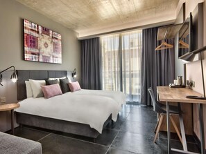 客房内保险箱、办公桌、笔记本电脑工作区、隔音