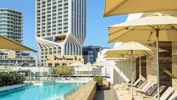 Piscina all'aperto, ombrelloni da piscina, lettini