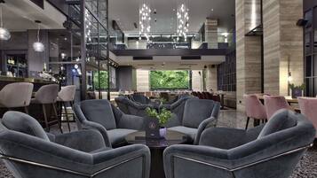 2 restaurants; lunch, dinner and brunch served