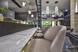 2 间酒吧/酒廊、池畔酒吧