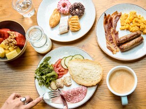 Colazione a buffet a pagamento, servita tutte le mattine 