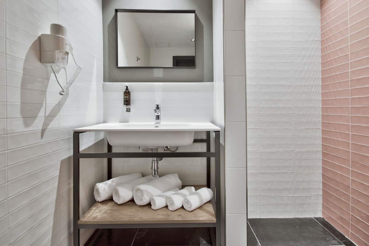 Classic Room, 1 Double or 2 Twin Beds | In-room safe, desk, laptop workspace, soundproofing