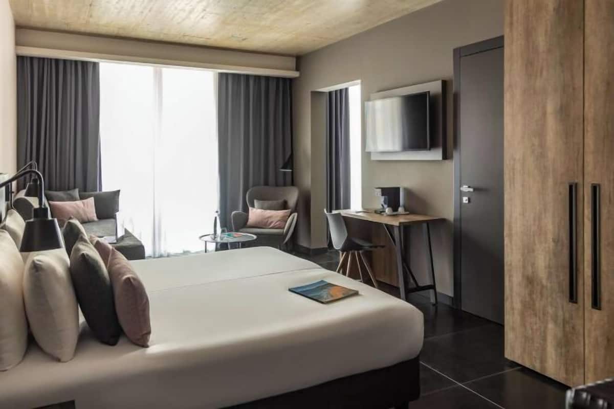 In-room safe, desk, laptop workspace, soundproofing