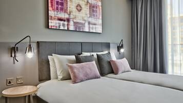 Zimmersafe, Schreibtisch, laptopgeeigneter Arbeitsplatz