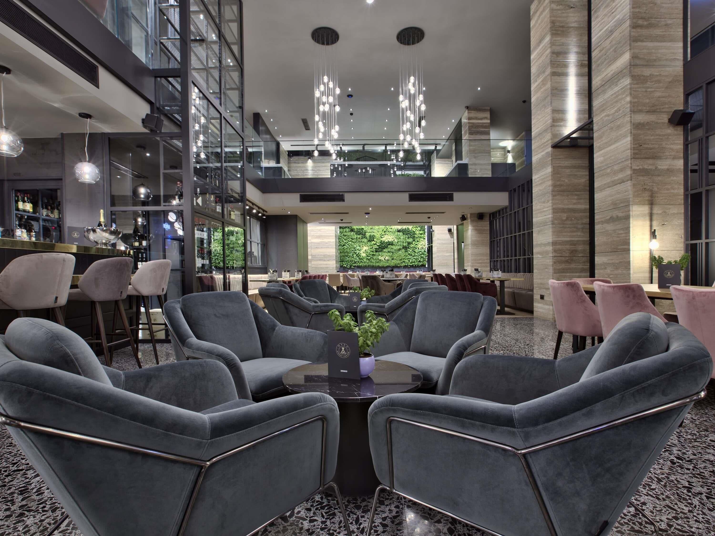 2 restaurantes; se sirve almuerzo y cena; cocina local e internacional