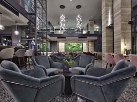 2 restaurants, lunch, dinner served; local and international cuisine