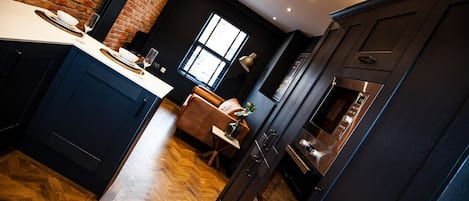 Grand Apartment | Private kitchen | Oven, stovetop, cookware/dishes/utensils