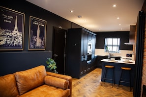 Grand Apartment | Private kitchen | Oven, stovetop, cookware/dishes/utensils - Barber Shop Flat (Stockport)