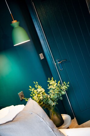 Grand Apartment | Individually decorated, individually furnished, laptop workspace - Barber Shop Flat (Stockport)