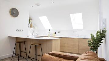 Standard Apartment | Private kitchen | Oven, stovetop, cookware/dishes/utensils