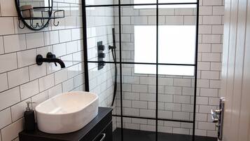 Grand Apartment | Bathroom | Shower, rainfall showerhead, hair dryer, towels
