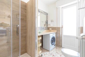 Appartement, 1 chambre | Salle de bain | Douche, sèche-cheveux, serviettes fournies