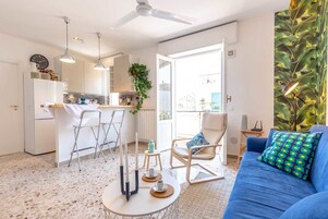 Apartamento, 1 habitación | Zona de estar | Una televisión de pantalla plana