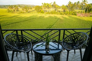 Chambre supérieure | Aire de séjour | Téléviseur de 24 po avec télévision par câble