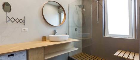 Departamento, 1 habitación | Baño | Regadera, secadora de cabello, pantuflas, bidet