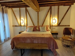 Kamar, 1 Tempat Tidur Queen, pemandangan kota | Minibar, meja kerja, ruang kerja ramah laptop, dan kedap suara