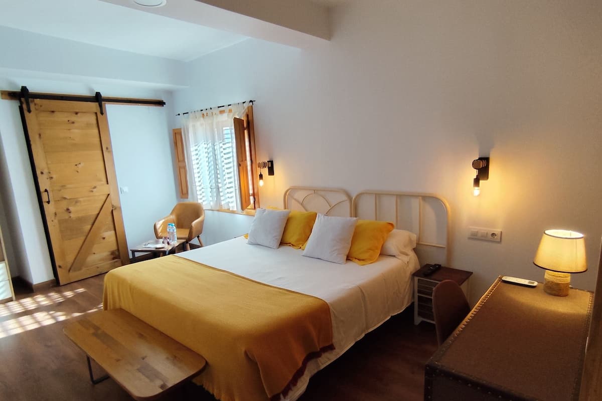 Double Room, 1 King Bed, Garden View | Minibar, desk, laptop workspace, soundproofing