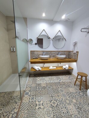 Tweepersoonskamer, 1 kingsize bed, balkon | Badkamer | Een douche, designer toiletartikelen, een haardroger, handdoeken