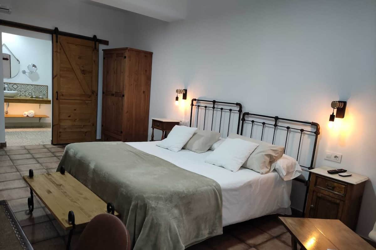 Double Room, 1 King Bed | Minibar, desk, laptop workspace, soundproofing