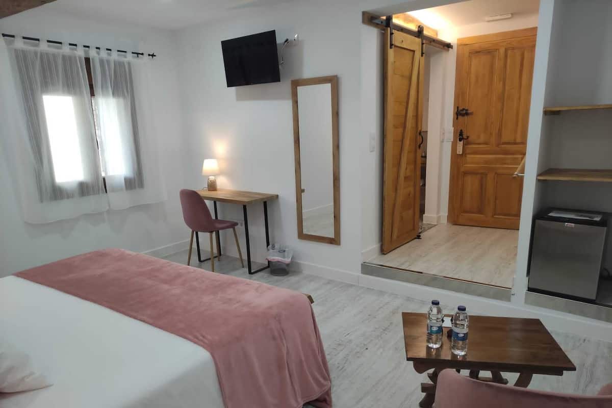 Room, 1 Queen Bed, Courtyard View | Minibar, desk, laptop workspace, soundproofing