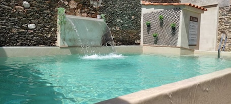 Una piscina al aire libre de temporada